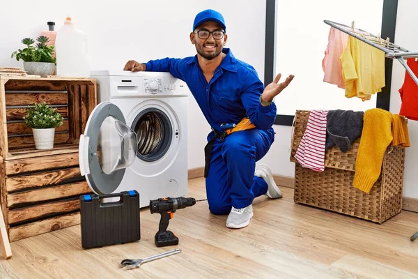 Çamaşır Makinesinde Çalışan Genç Hintli Teknisyen Mutlu Bir Şekilde Sunum — Stok fotoğraf