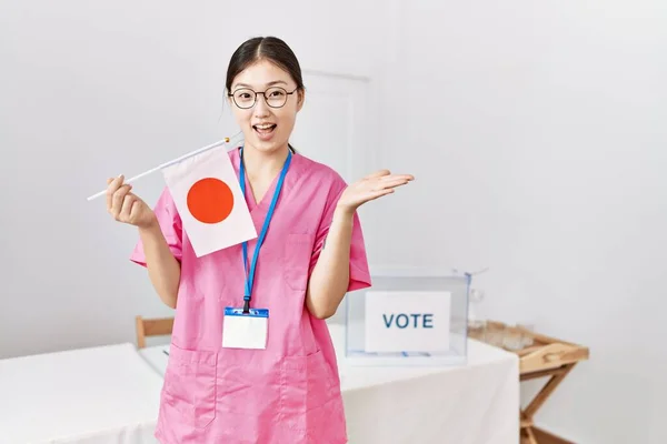 Молодая Женщина Медсестра Азии Выборах Политическую Кампанию Поднятой Рукой Держит — стоковое фото