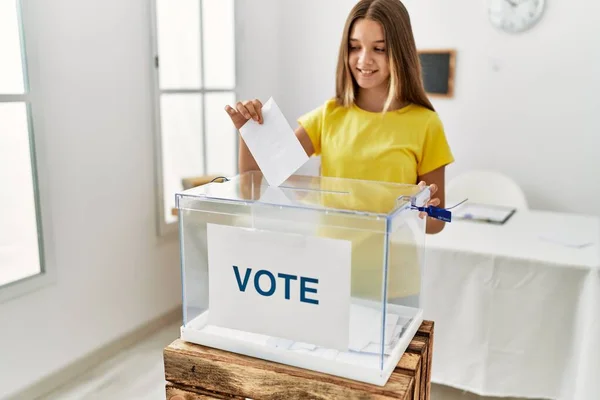 Urocza Dziewczyna Uśmiechnięta Pewnie Głosuje Koledżu Wyborczym — Zdjęcie stockowe