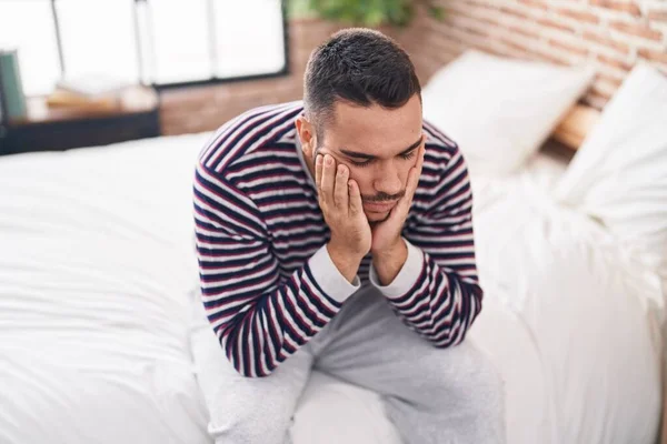 Junger Hispanischer Mann Sitzt Gestresst Auf Bett Schlafzimmer — Stockfoto