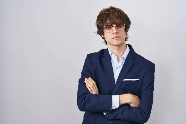 Jovem Negócios Hispânico Usando Óculos Céticos Nervosos Desaprovando Expressão Rosto — Fotografia de Stock