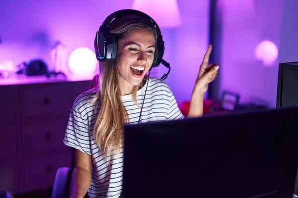 Video Oyunları Oynayan Genç Sarışın Kadın Mutlu Bir Şekilde Elini — Stok fotoğraf