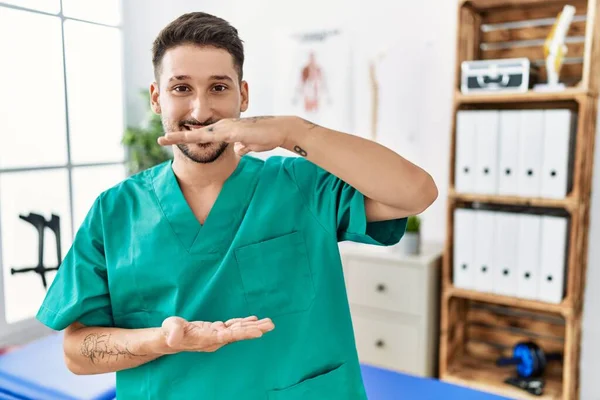 Homem Fisioterapeuta Jovem Que Trabalha Clínica Recuperação Dor Gesticulando Com — Fotografia de Stock