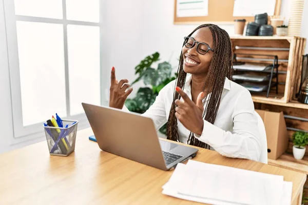 Jovem Empresária Afro Americana Com Videochamada Usando Laptop Escritório — Fotografia de Stock