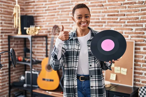 Bella Donna Afro Americana Che Tiene Disco Vinile Allo Studio — Foto Stock