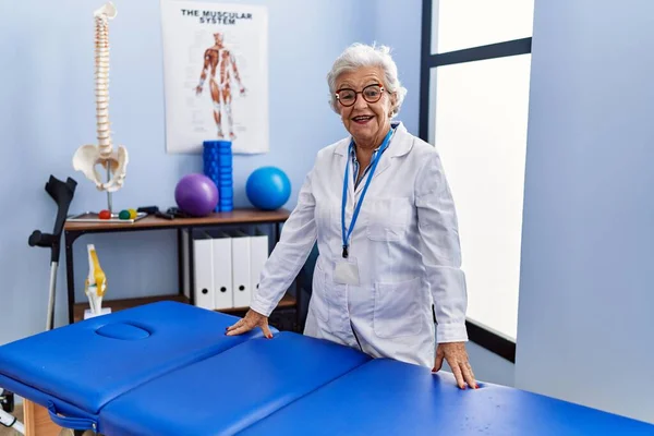 Senior Mulher Cabelos Grisalhos Vestindo Fisioterapeuta Uniforme Clínica Fisioterapia — Fotografia de Stock