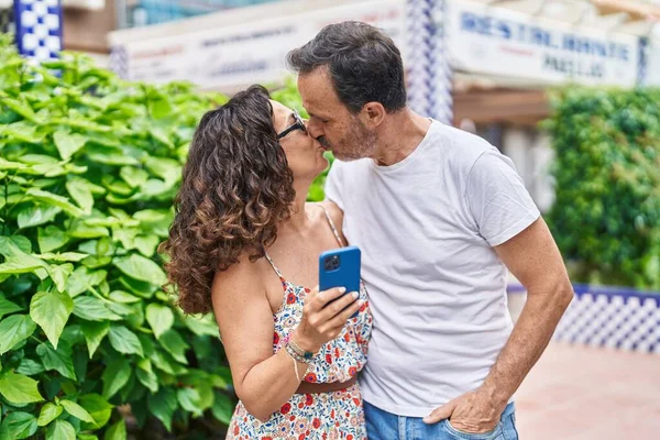 Man Vrouw Paar Met Behulp Van Smartphone Zoenen Het Park — Stockfoto