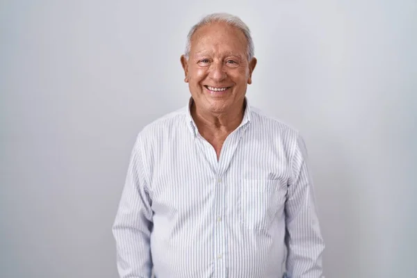 Uomo Anziano Con Capelli Grigi Piedi Sfondo Isolato Con Sorriso — Foto Stock