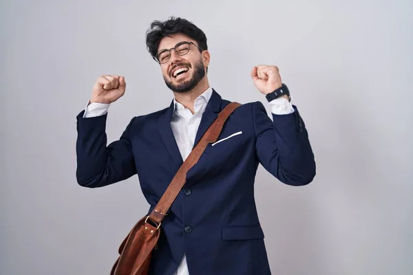 Hombre Hispano Con Barba Vistiendo Ropa Negocios Celebrando Sorprendido Sorprendido — Foto de Stock