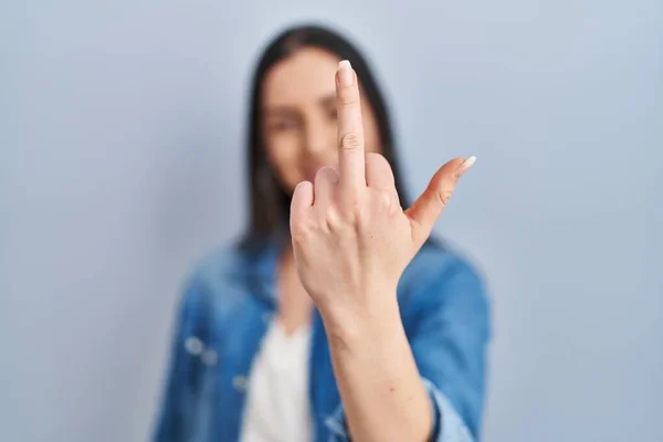 Hispanic Woman Standing Blue Background Showing Middle Finger Impolite Rude — Stockfoto