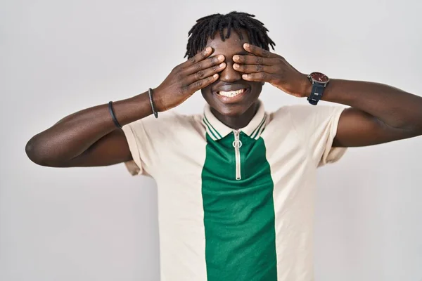Münzevi Arka Planda Duran Afrikalı Bir Adam Gözleri Neşeli Komik — Stok fotoğraf