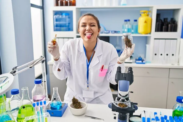 Latin Kökenli Genç Bir Kadın Laboratuvarda Temizliyor Dil Çıkartıyor Komik — Stok fotoğraf