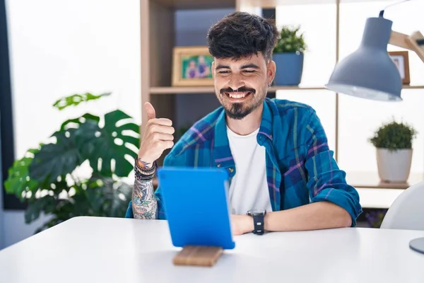 Masada Oturmuş Gülümseyen Mutlu Olumlu Gülümseyen Sakallı Spanyol Genç Adam — Stok fotoğraf