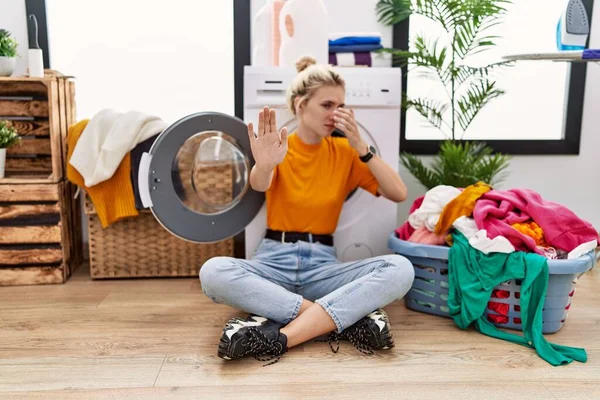 Jonge Blonde Vrouw Doet Zitten Bij Wasmachine Bedekken Ogen Met — Stockfoto