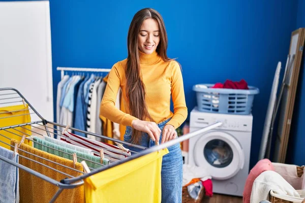 Young Beautiful Hispanic Woman Smiling Confident Hanging Clothes Clothesline Laundry — ストック写真