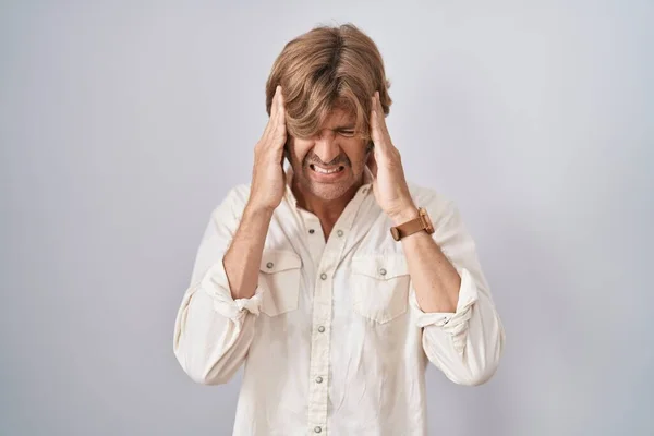 Hombre Mediana Edad Pie Sobre Fondo Aislado Con Mano Cabeza — Foto de Stock