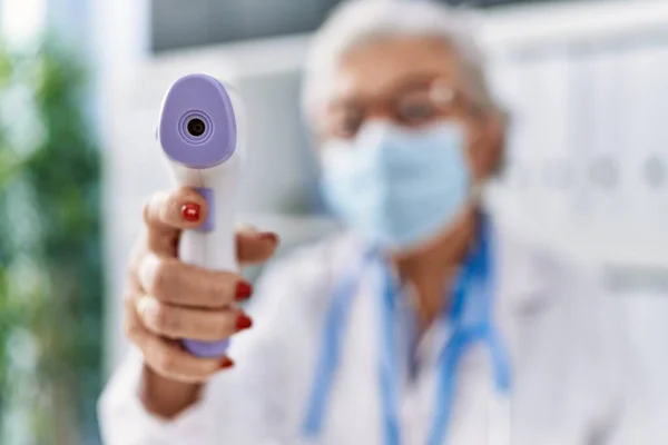 Senior Mulher Cabelos Grisalhos Vestindo Uniforme Médico Vestindo Máscara Médica — Fotografia de Stock