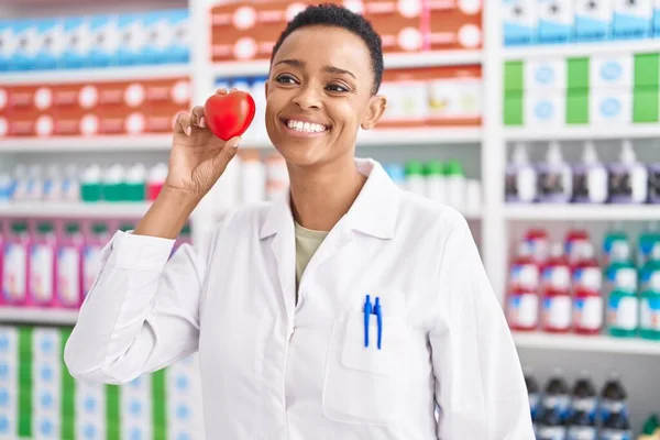 Африканская Американка Фармацевт Улыбается Уверенно Держа Сердце Аптеке — стоковое фото