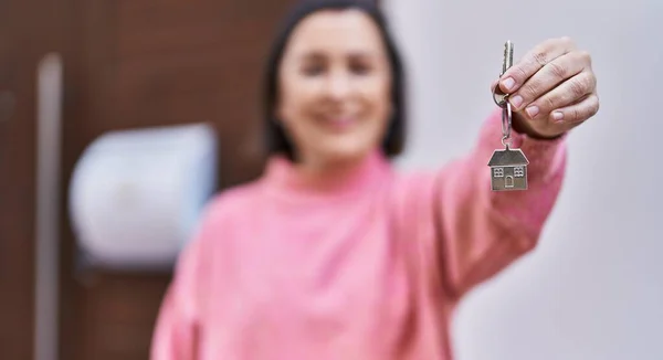 Middelbare Leeftijd Vrouw Glimlachend Zelfverzekerd Houden Sleutel Van Nieuw Huis — Stockfoto