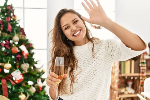 Junge Schöne Hispanische Frau Trinkt Champagner Hause Weihnachtsbaum — Stockfoto