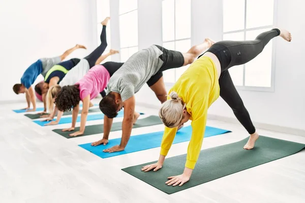 Bir Grup Genç Spor Merkezinde Yoga Eğitimi Alıyor — Stok fotoğraf