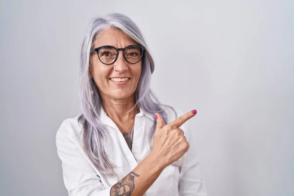 Frau Mittleren Alters Mit Tätowierungen Brille Auf Weißem Hintergrund Fröhlich — Stockfoto