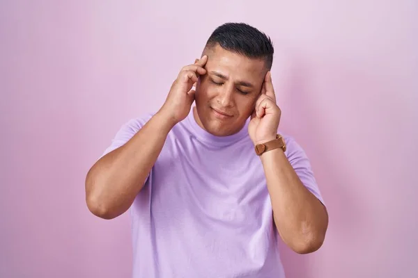 Homem Hispânico Jovem Sobre Fundo Rosa Com Mão Cabeça Dor — Fotografia de Stock