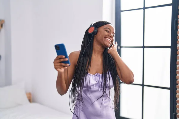 Afro Amerikaanse Vrouw Luisteren Naar Muziek Dansen Slaapkamer — Stockfoto