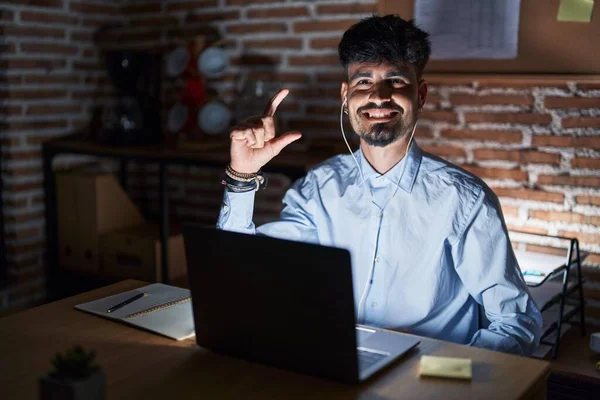 Ung Latinamerikansk Man Med Skägg Arbetar Kontoret Natten Leende Och — Stockfoto