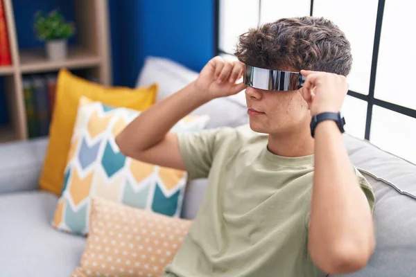 Joven Adolescente Hispano Jugando Videojuegos Usando Gafas Realidad Virtual Casa —  Fotos de Stock