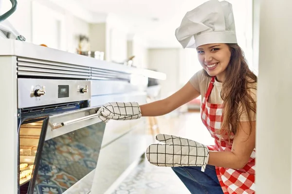 Jovem Bela Mulher Hispânica Sorrindo Forno Abertura Confiante Cozinha — Fotografia de Stock