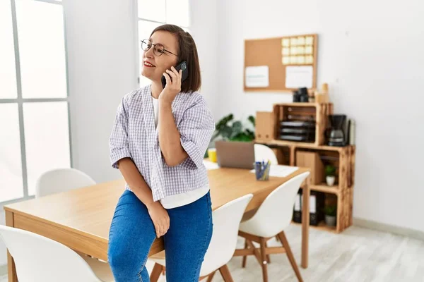 ビジネスオフィスでスマートフォンを使用している中年のパニック女性ビジネス女性 — ストック写真