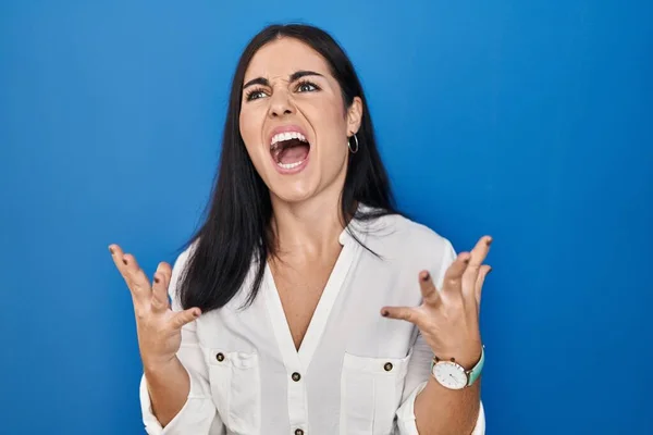 Junge Hispanische Frau Steht Vor Blauem Hintergrund Verrückt Und Verrückt — Stockfoto
