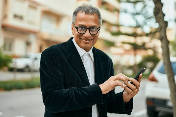 Middelbare Leeftijd Zuidoost Aziatische Man Glimlachend Met Behulp Van Smartphone — Stockfoto