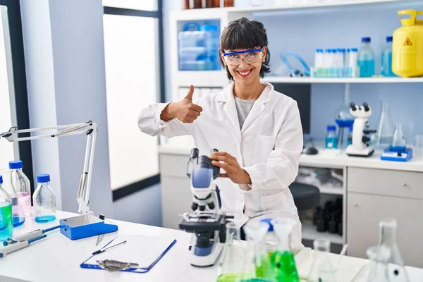 행복하고 긍정적으로 웃으며 과학자 실험실에서 일하고 훌륭하고 승인된 사인을 — 스톡 사진