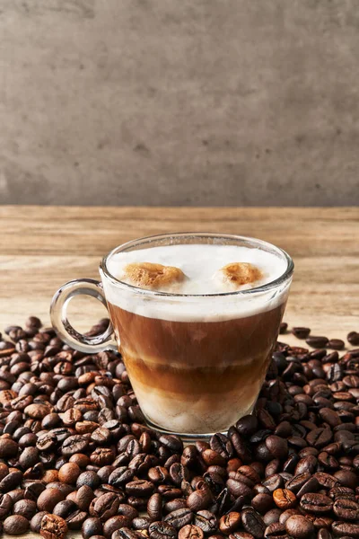 Tahta Yüzeyde Bir Fincan Sütlü Kahve Kahve Çekirdeği — Stok fotoğraf