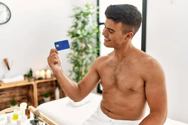 Young Hispanic Man Smiling Confident Holding Credit Card Beauty Center — Photo