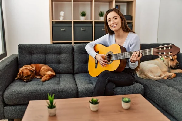 Jovem Hispânica Tocando Guitarra Clássica Sentada Sofá Com Cães Casa — Fotografia de Stock