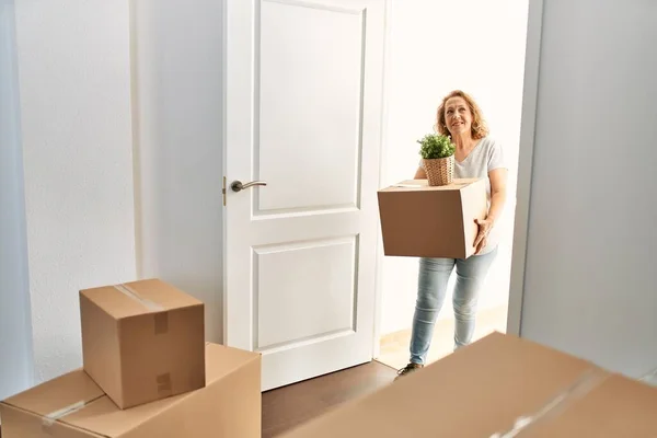 Middle Age Caucasian Woman Holding Cardboard Box Getting New Home — Stock Photo, Image