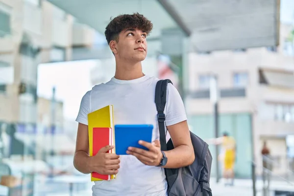 Νεαρός Ισπανόφωνος Έφηβος Φοιτητής Χρησιμοποιώντας Touchpad Κρατώντας Βιβλία Στο Πανεπιστήμιο — Φωτογραφία Αρχείου