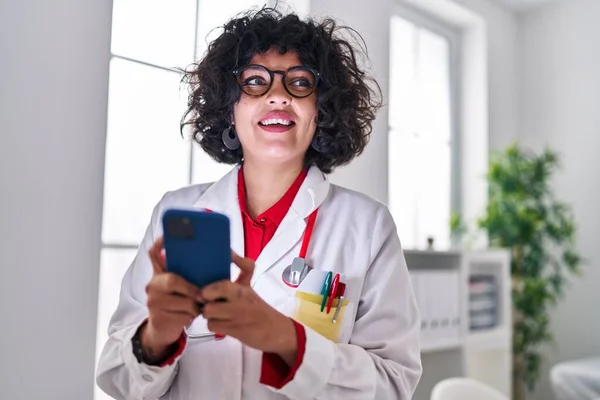 Tineri Frumoase Hispanic Femeie Doctor Folosind Smartphone Picioare Clinica — Fotografie, imagine de stoc