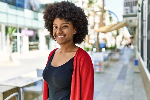 Joven Afroamericana Americana Sonriendo Feliz Pie Ciudad — Foto de Stock