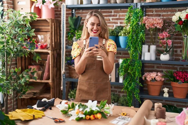 Joven Hermosa Florista Hispana Sonriendo Confiada Usando Teléfono Inteligente Tienda —  Fotos de Stock