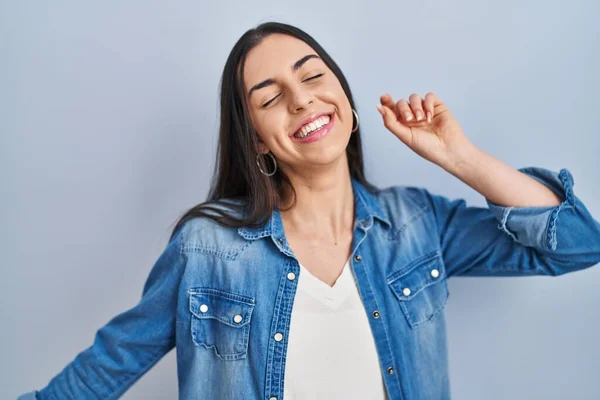 Mulher Hispânica Sobre Fundo Azul Dançando Feliz Alegre Sorrindo Comovente — Fotografia de Stock