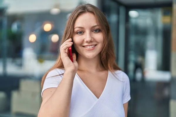 Młoda Blondynka Uśmiecha Się Pewnie Rozmawiając Przez Smartfona Ulicy — Zdjęcie stockowe