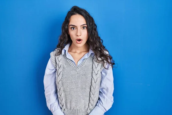 Jonge Brunette Vrouw Staande Blauwe Achtergrond Bang Geschokt Met Verrassing — Stockfoto