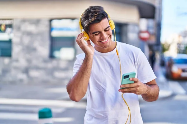 Νεαρός Ισπανός Χαμογελάει Αυτοπεποίθηση Ακούγοντας Μουσική Στο Δρόμο — Φωτογραφία Αρχείου