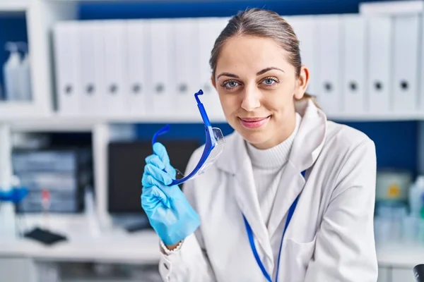 Laboratuvarda Kendine Güvenen Genç Bilim Kadını — Stok fotoğraf