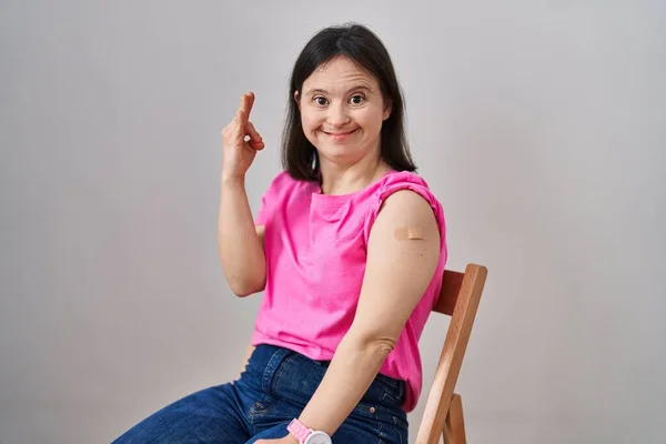 Frau Mit Syndrom Trägt Pflasterhilfe Für Impfstoffinjektion Und Tut Zeichen — Stockfoto