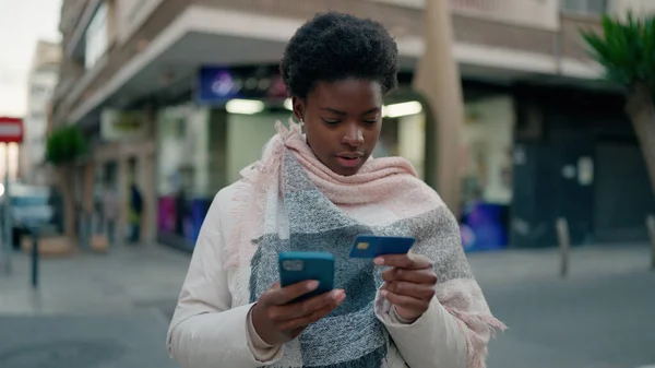 Mladá Africká Americká Žena Pomocí Smartphone Kreditní Karty Ulici — Stock fotografie